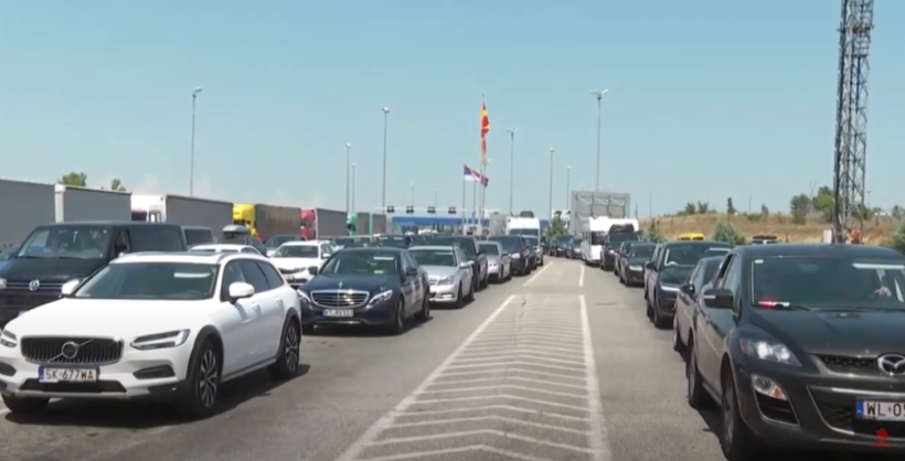 (VIDEO) Radhët e gjata në kufi, do të hapen dy linja në Tabanoc dhe Bllacë