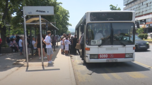 (VIDEO) Qytetarët të revoltuar me pritjet e gjata nëpër stacione autobusësh, kërkojnë zgjidhje të shpejtë