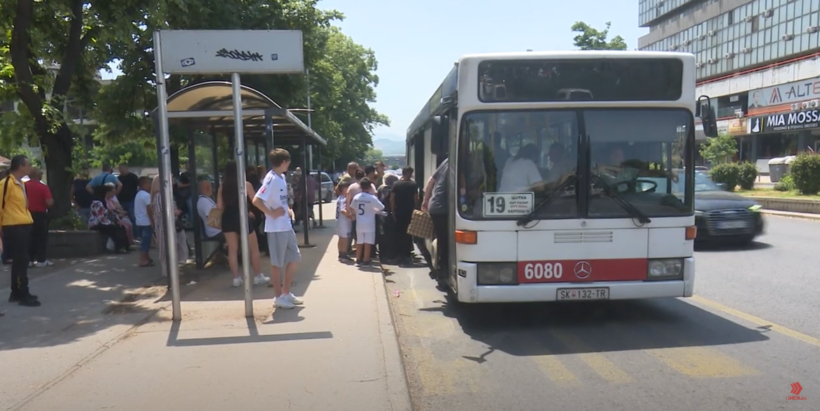 (VIDEO) Qytetarët të revoltuar me pritjet e gjata nëpër stacione autobusësh, kërkojnë zgjidhje të shpejtë