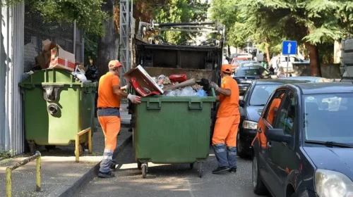 Higjiena Komunale: Përditë po pastrojnë mbeturinat e hedhura jashtë kontejnerëve