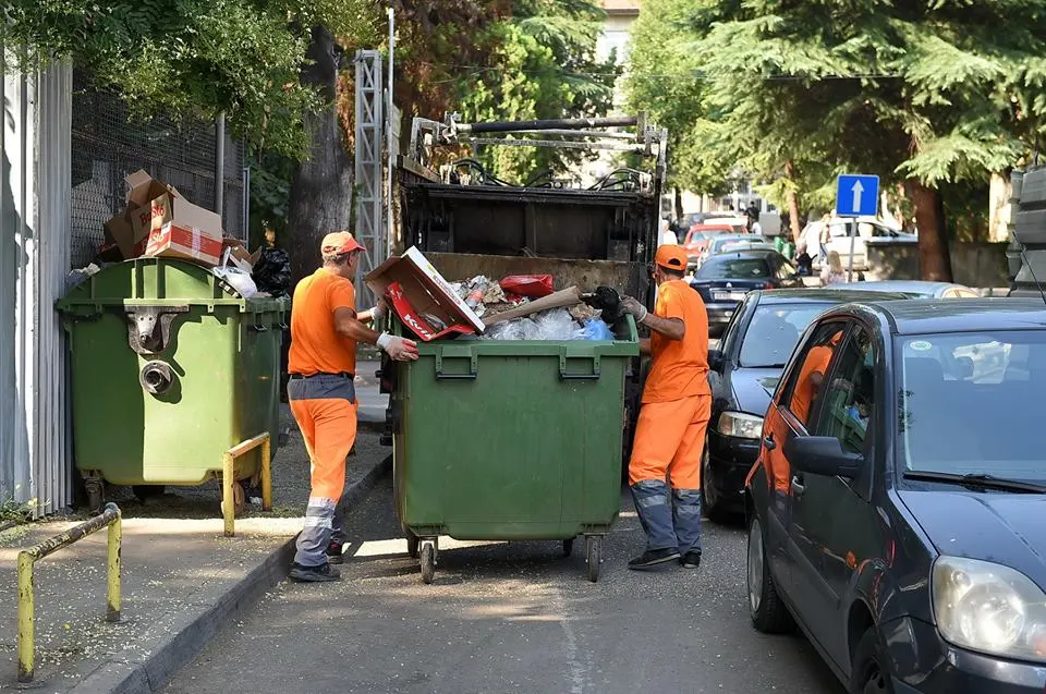 Higjiena Komunale: Përditë po pastrojnë mbeturinat e hedhura jashtë kontejnerëve