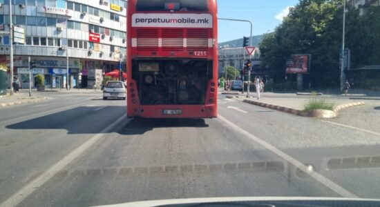 (FOTOLAJM) Ja në çfarë gjendje qarkullon autobusi i NQP-së