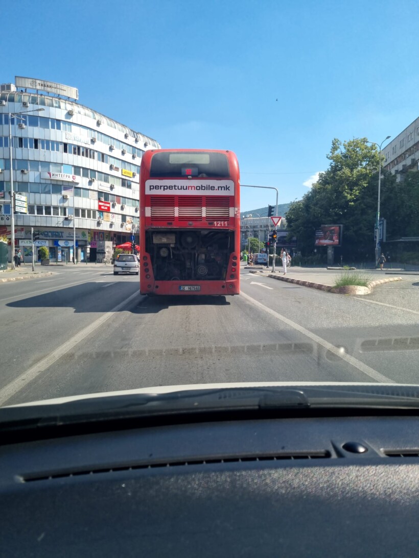 (FOTOLAJM) Ja në çfarë gjendje qarkullon autobusi i NQP-së