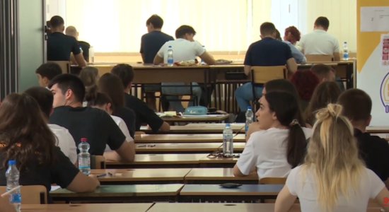 (VIDEO) Nota mesatare e nxënësve të shkollave të mesme është 3.25