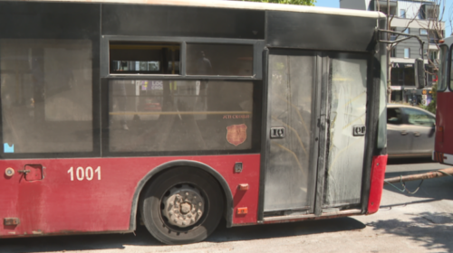 Një autobus i NTP-së është prishur dhe ka marrë flakë