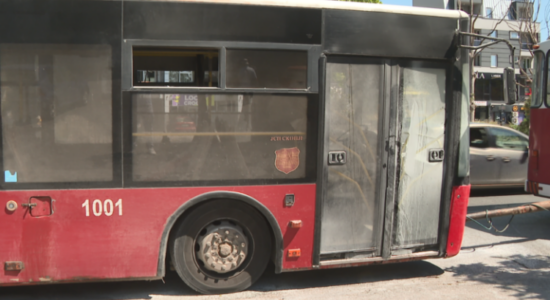 Një autobus i NTP-së është prishur dhe ka marrë flakë