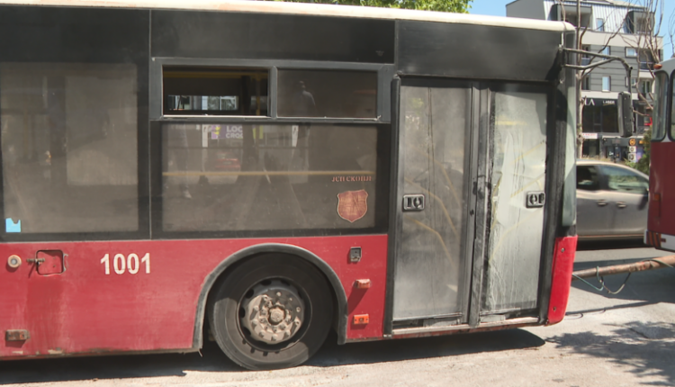 Një autobus i NTP-së është prishur dhe ka marrë flakë