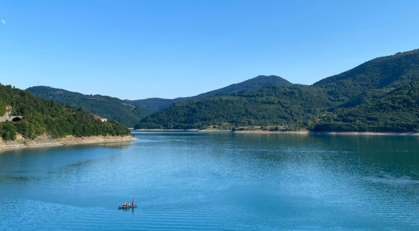 Hidhet mjet shpërthyes afër liqenit të Ujmanit