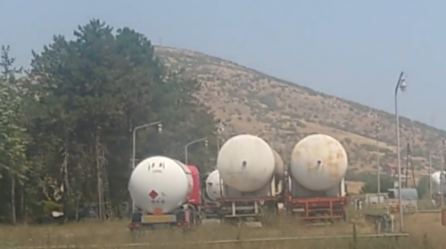 (VIDEO) Zjarrfikësit parandalojnë shpërthimin e 80 tonëve gaz në rajonin e Velesit