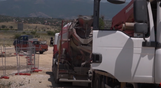 (VIDEO) Banorët e Vizbegut do të vazhdojnë të protestojnë kundër bazës së asfaltit