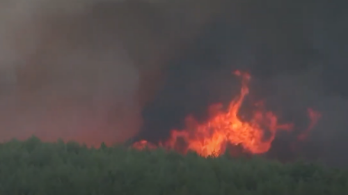 (VIDEO) Ushtria dhe dy helikopterë të përfshirë në shuarjen e zjarrit në malin Serta