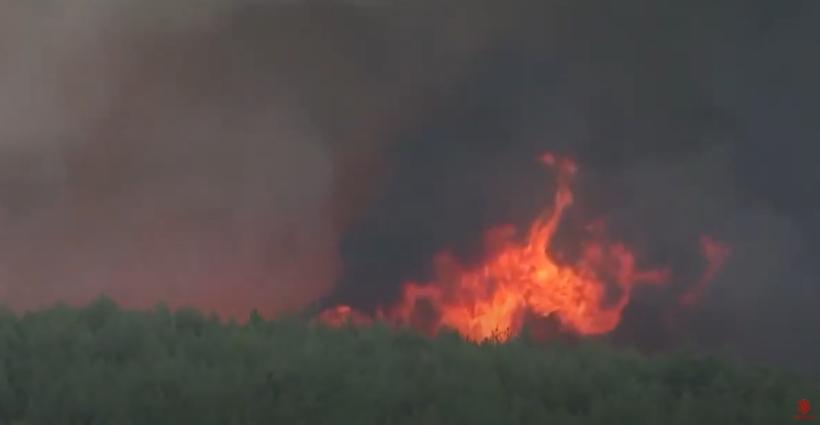 (VIDEO) Ushtria dhe dy helikopterë të përfshirë në shuarjen e zjarrit në malin Serta