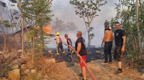 (VIDEO) Shkrumbohen mbi 40 shtëpi, flakët e zjarrit vazhdojnë të përhapen