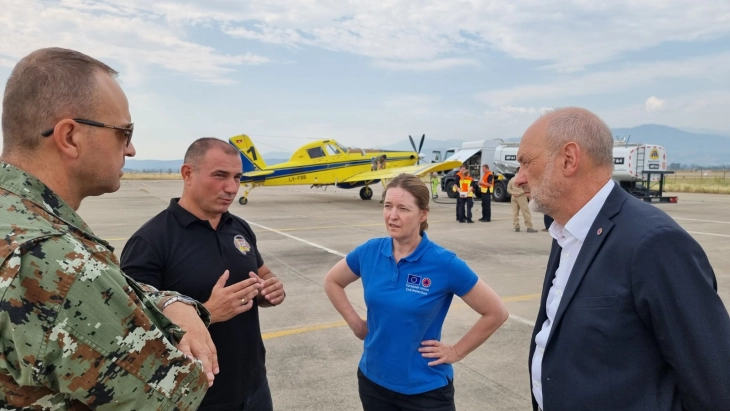 QMK: Ambasadori evropian Gir dhe Angellov sot vizituan pilotët që ndihmojnë në shuarjen e zjarreve