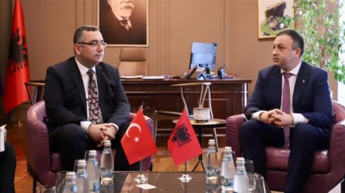 Ministri Hoxha takon ambasadorin turk në Tiranë, në fokus marrëdhëniet mes dy vendeve