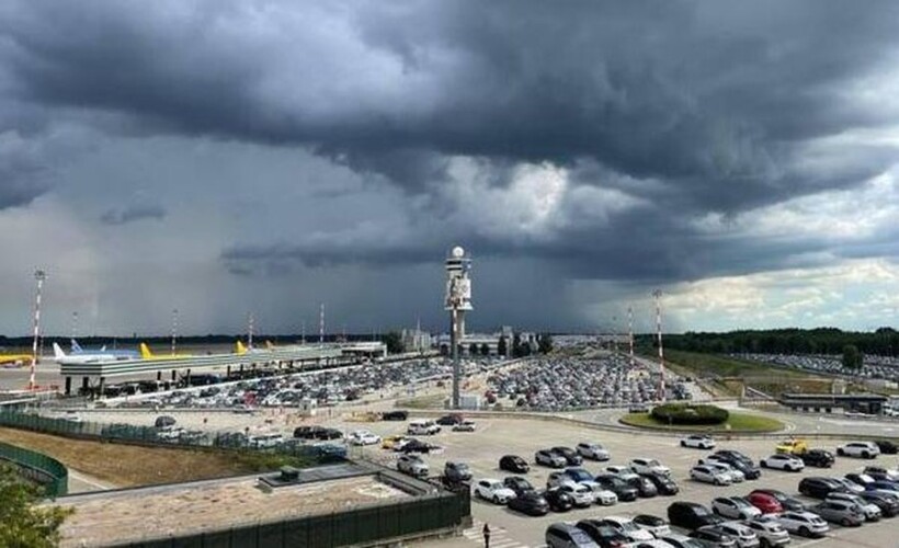 Mot i keq në Milano, stuhia përmbyt aeroportin e Malpensës