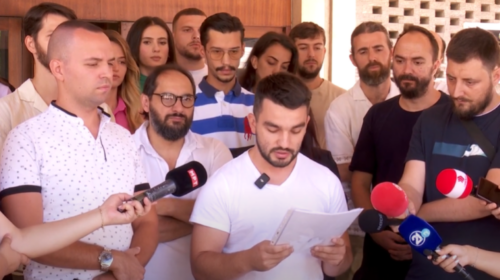 (VIDEO) Artistët e Ansamblit: Na ktheni në punë, mos na detyroni të protestojmë rrugëve