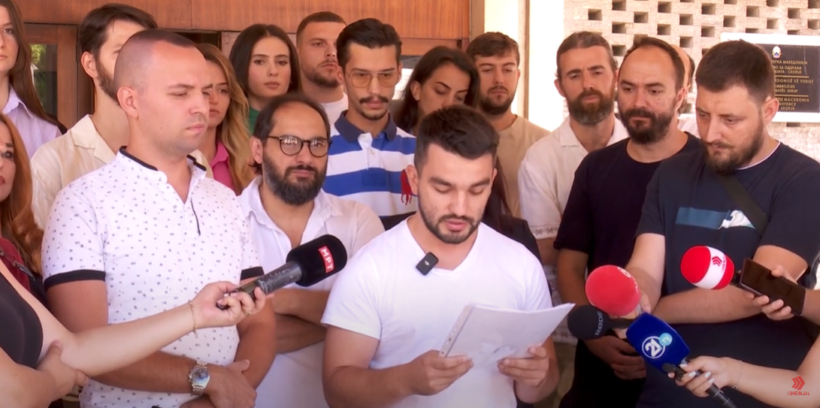 (VIDEO) Artistët e Ansamblit: Na ktheni në punë, mos na detyroni të protestojmë rrugëve