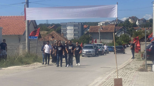 Me flamuj e mbishkrime glorifikuese, qytetarë të shumtë mblidhen për t’i dhënë lamtumirën e fundit Faton Hajrizit