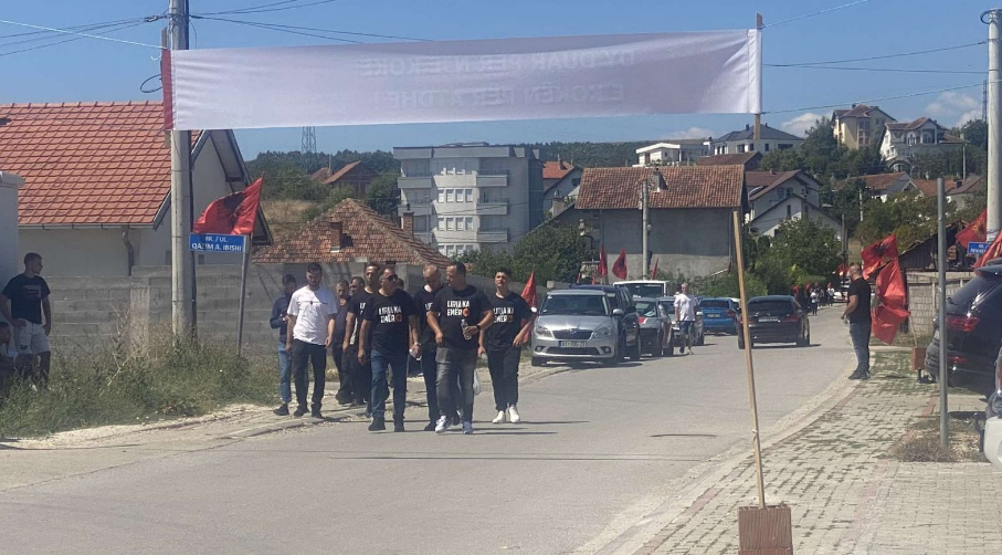 Me flamuj e mbishkrime glorifikuese, qytetarë të shumtë mblidhen për t’i dhënë lamtumirën e fundit Faton Hajrizit