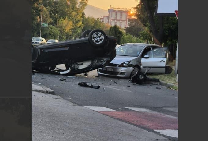 (VIDEO) Aksident i rëndë në Autokomandë, katër vetura të përfshira