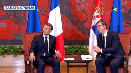 Presidenti francez Emmanuel Macron mbërrin në Serbi