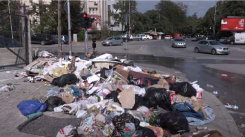 (VIDEO) Rrugët vazhdojnë të jenë me mbeturina, ndërsa qeveritarët hedhin akuza ndaj njëri tjetrit