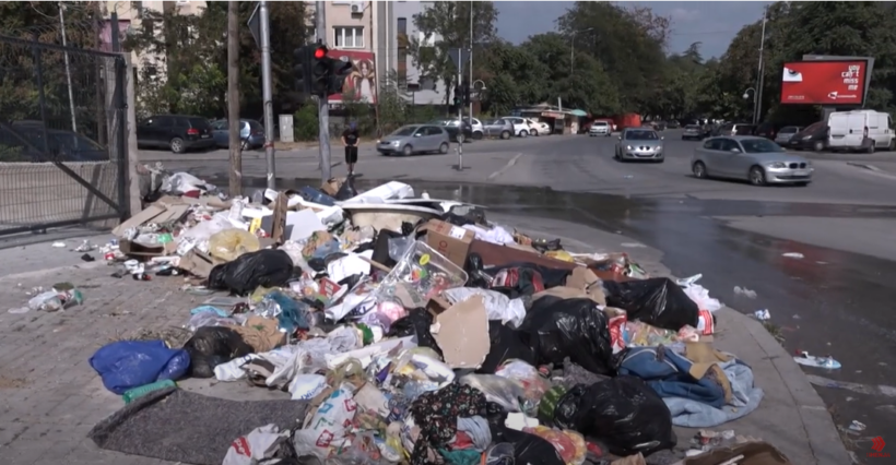 (VIDEO) Rrugët vazhdojnë të jenë me mbeturina, ndërsa qeveritarët hedhin akuza ndaj njëri tjetrit