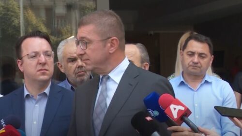 (VIDEO) Mickoski përsërit skenarin: Po na rrezikojnë ata që u bënë milionerë dhe sunduan vendin në 7 vitet e fundit