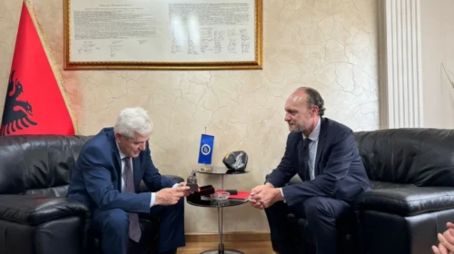 Ahmeti takon ambasadorin e Francës: Legjitimiteti po shkelet rëndë nga qeveria monoetnike