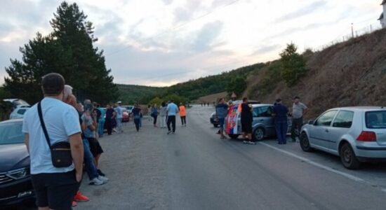 (VIDEO) Protestuesit marrin rolin e policëve në anën serbe të kufirit me Kosovën