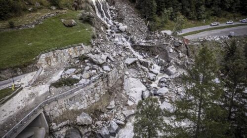 Rrëshqitja e dheut u ndërpreu rrugë, evakuohen me helikopterë turistët në Zvicër