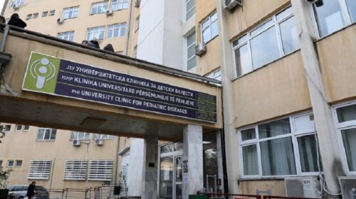 Një fëmijë nëntë vjeçar nga një shkollë fillore në Shkup ka kërkuar ndihmë mjekësore në Klinikën e fëmijëve