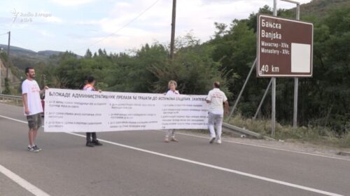 Bllokohen pjesërisht rrugët në dy pika kufitare mes Serbisë dhe Kosovës