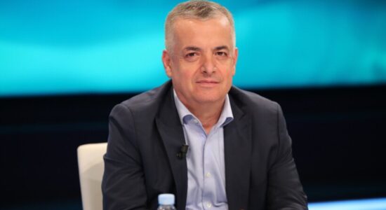 Debati kushtetues për gjuhën: partitë shqiptare bashkë dhe Shqipëria pas tyre!