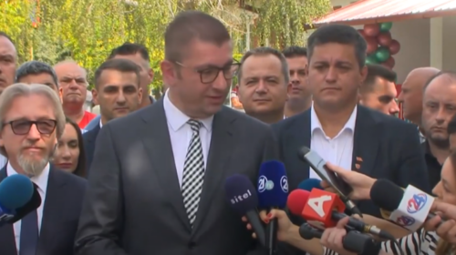 (VIDEO) Mickoski shpërfill kritikat e ekspertëve, do të ulë tatimin e oligarkëve