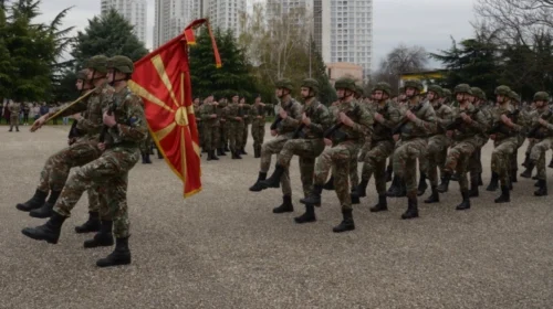 Helmohen dhjetëra kadetë në Akademinë Ushtarake