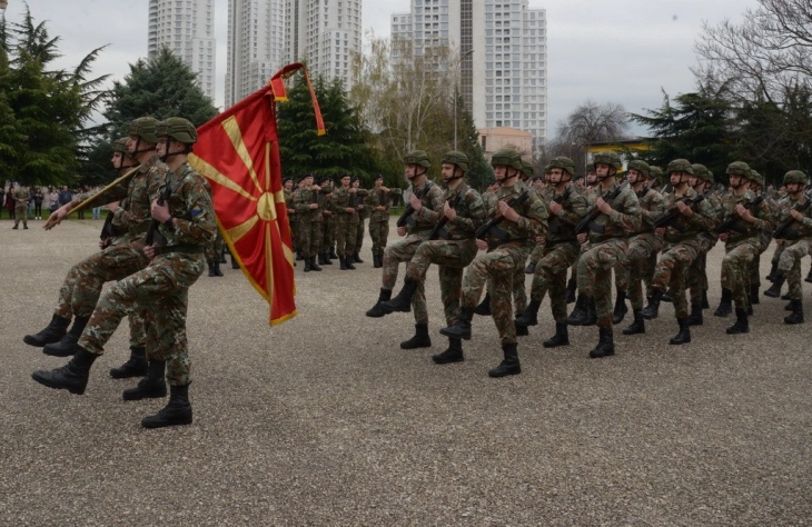 Helmohen dhjetëra kadetë në Akademinë Ushtarake