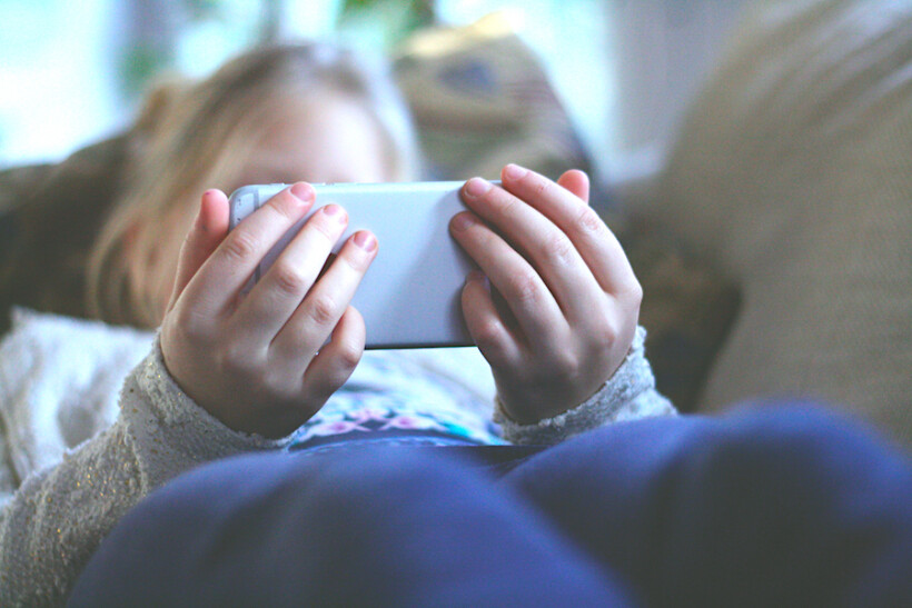 Suedia vendos rregulla, ndalohet për 2-vjeçarët, adoleshentët vetëm 3 orë në celular