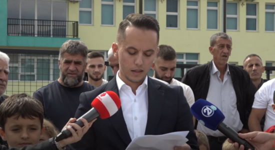 (VIDEO) Protestojnë nxënësit dhe prindërit e Vizbegut, kërkojnë hapjen e shkollës