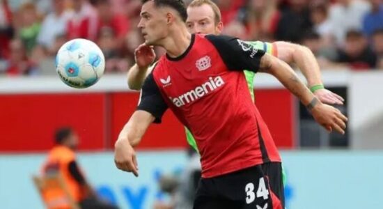 Xhaka asiston, Bayer triumfon në frymën e fundit në ndeshjen me shumë gola