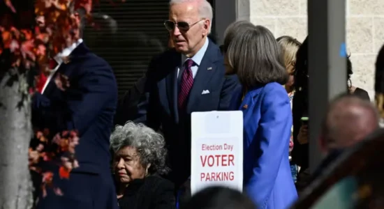 (VIDEO) Përpara zgjedhjeve vendimtare të 5 nëntorit! Biden paraqitet në kutitë e votimit, pret në radhë si qytetar i thjeshtë