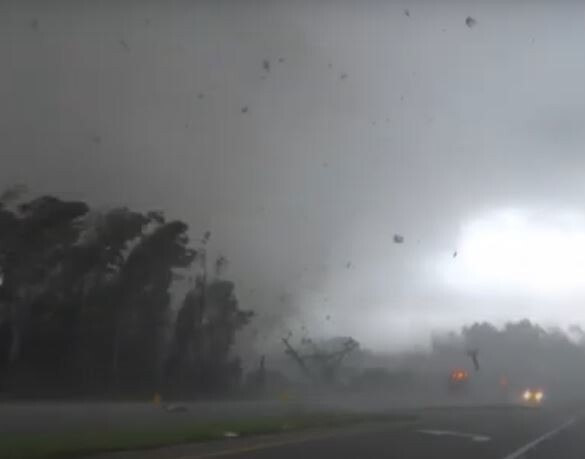 (Fotolajm) Tornado kalon në mes të autostradës në Florida