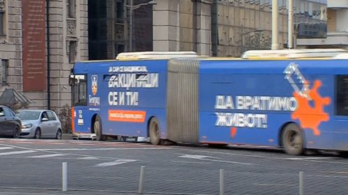 (VIDEO) Autobusët donacion nga Beogradi përplasën Qytetin e Shkupit me Vetëqeverisjen lokale