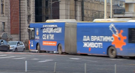 (VIDEO) Autobusët donacion nga Beogradi përplasën Qytetin e Shkupit me Vetëqeverisjen lokale