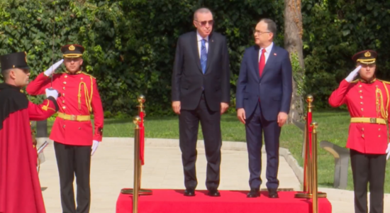 Erdogan nis vizitën në Tiranë, pritet me ceremoni zyrtare në Presidencë nga Bajram Begaj