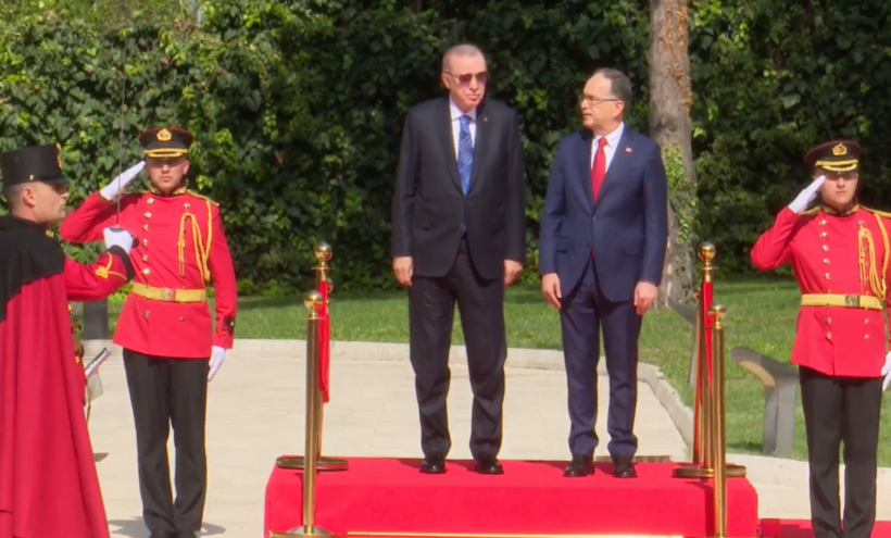 Erdogan nis vizitën në Tiranë, pritet me ceremoni zyrtare në Presidencë nga Bajram Begaj