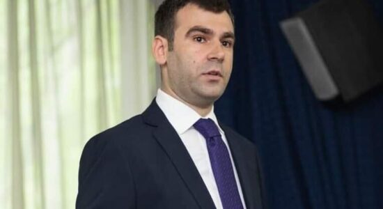 Drejtori i MEPSO-s Burim Latifi reagon për “lulet”: Procedura është firmosur nga zyrtarë të BDI-së dhe Frontit Evropian