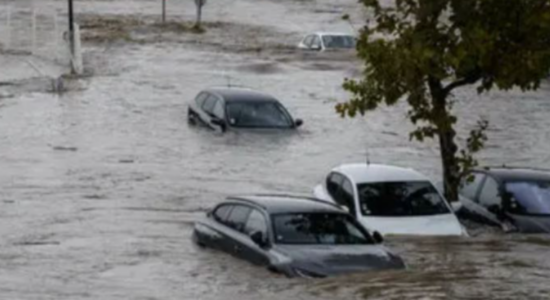 Franca goditet nga përmbytjet, alarm i kuq në disa zona