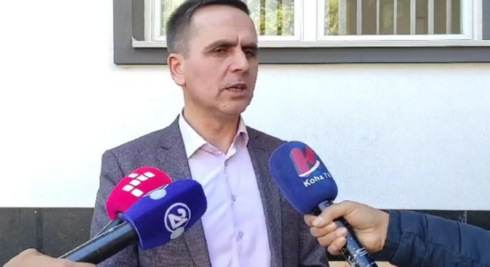 Kasami për letrat e Ahmetit: Po sillet si një fëmijë i llastuar!